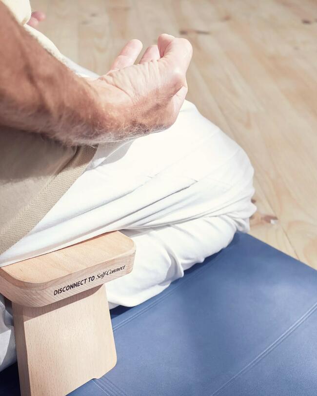Ein Mann macht Yoga.