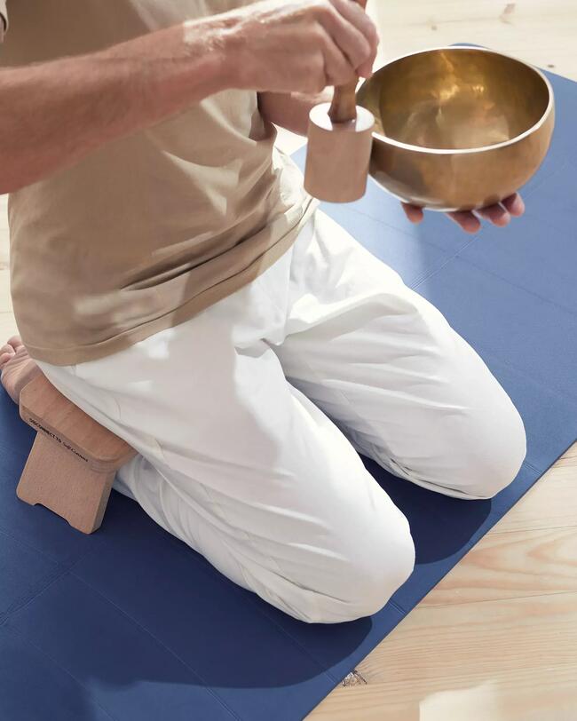 Ein Mann macht Yoga.