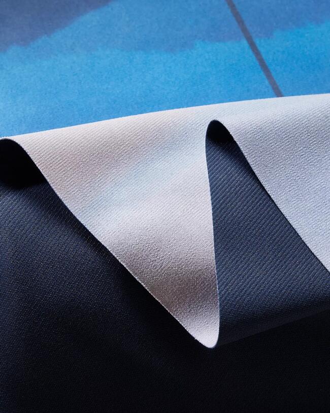 Ein blau-graues Yogahandtuch.