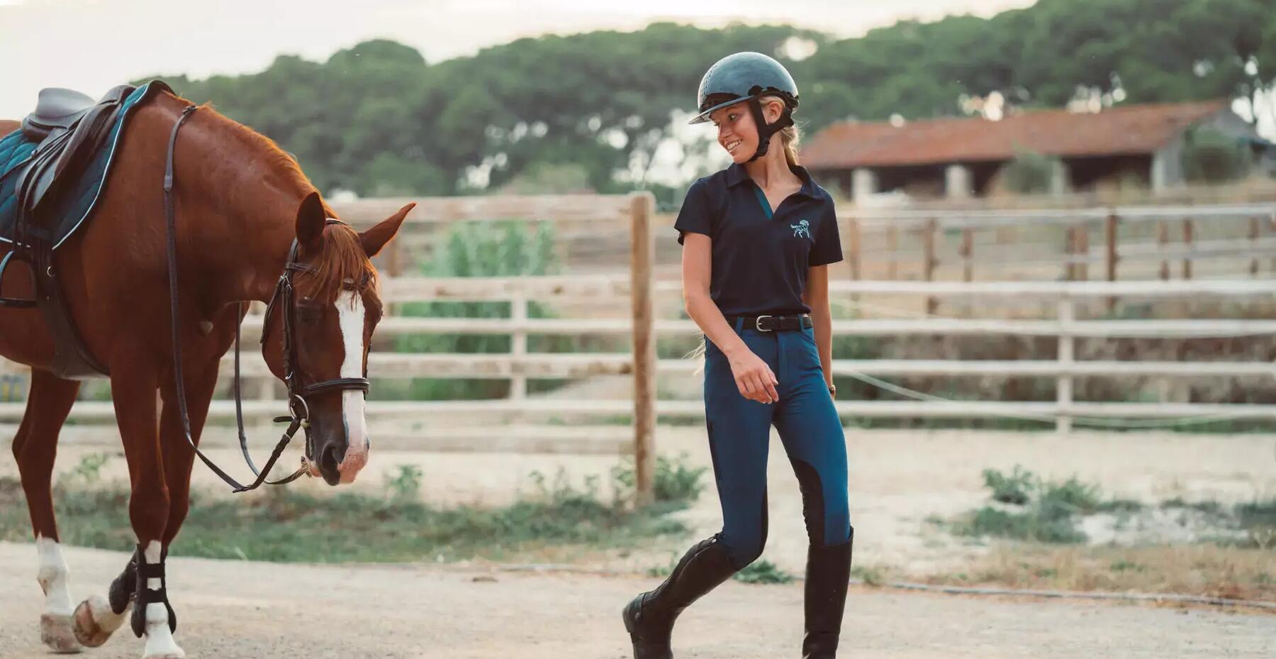 Mädchen geht ein Schritt vor ihrem Pferd voraus