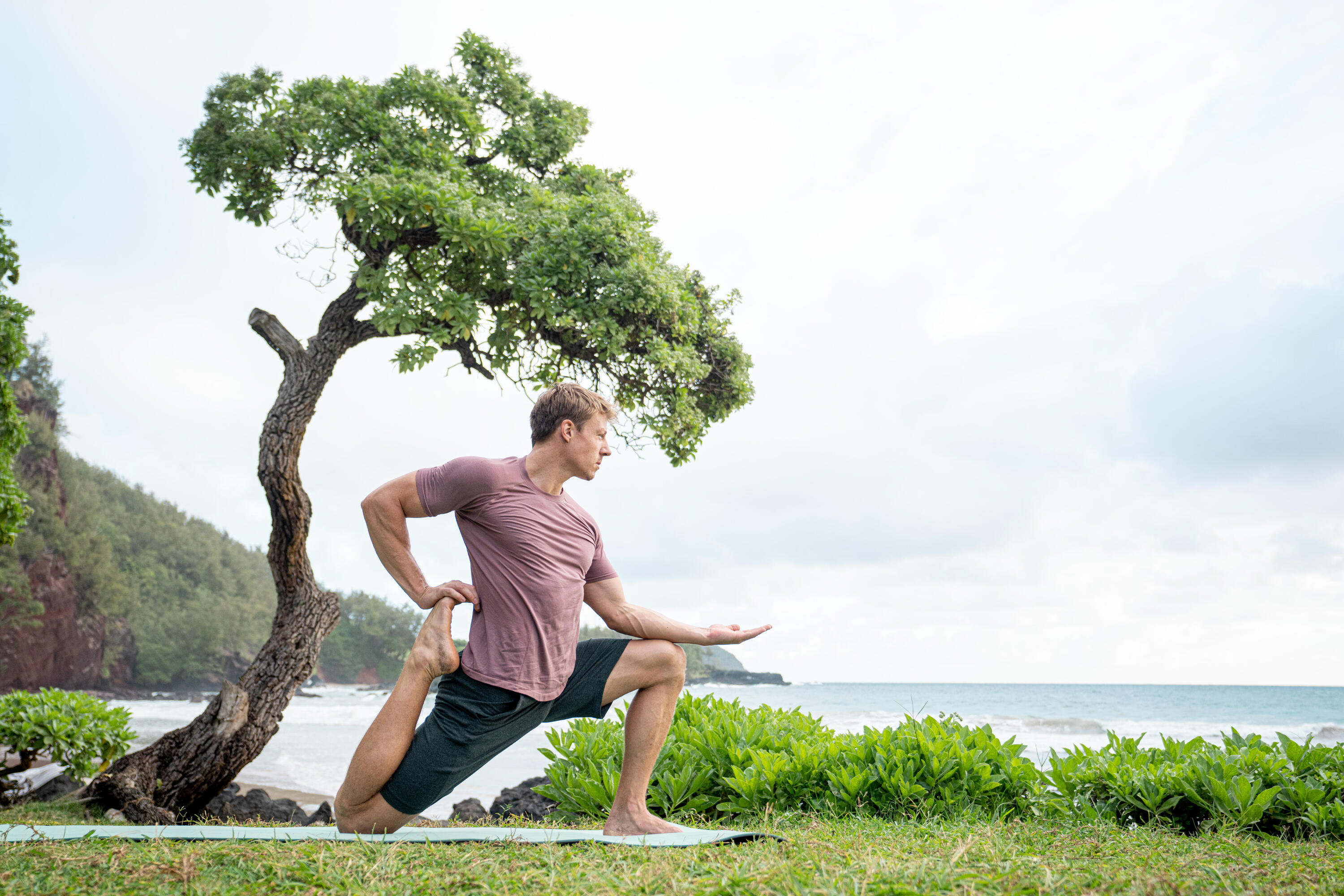 PANTALONES CORTOS HOMBRE SHORT COMFORT YOGA  ECOFRIENDLY GRIS 8/10