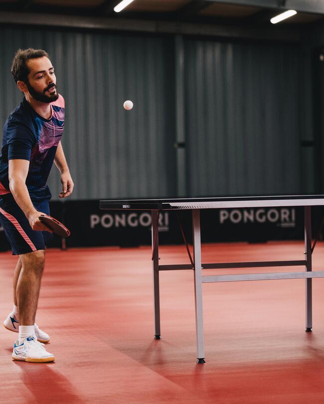 Ein Tischtennisspieler holt zur Vorhand aus.