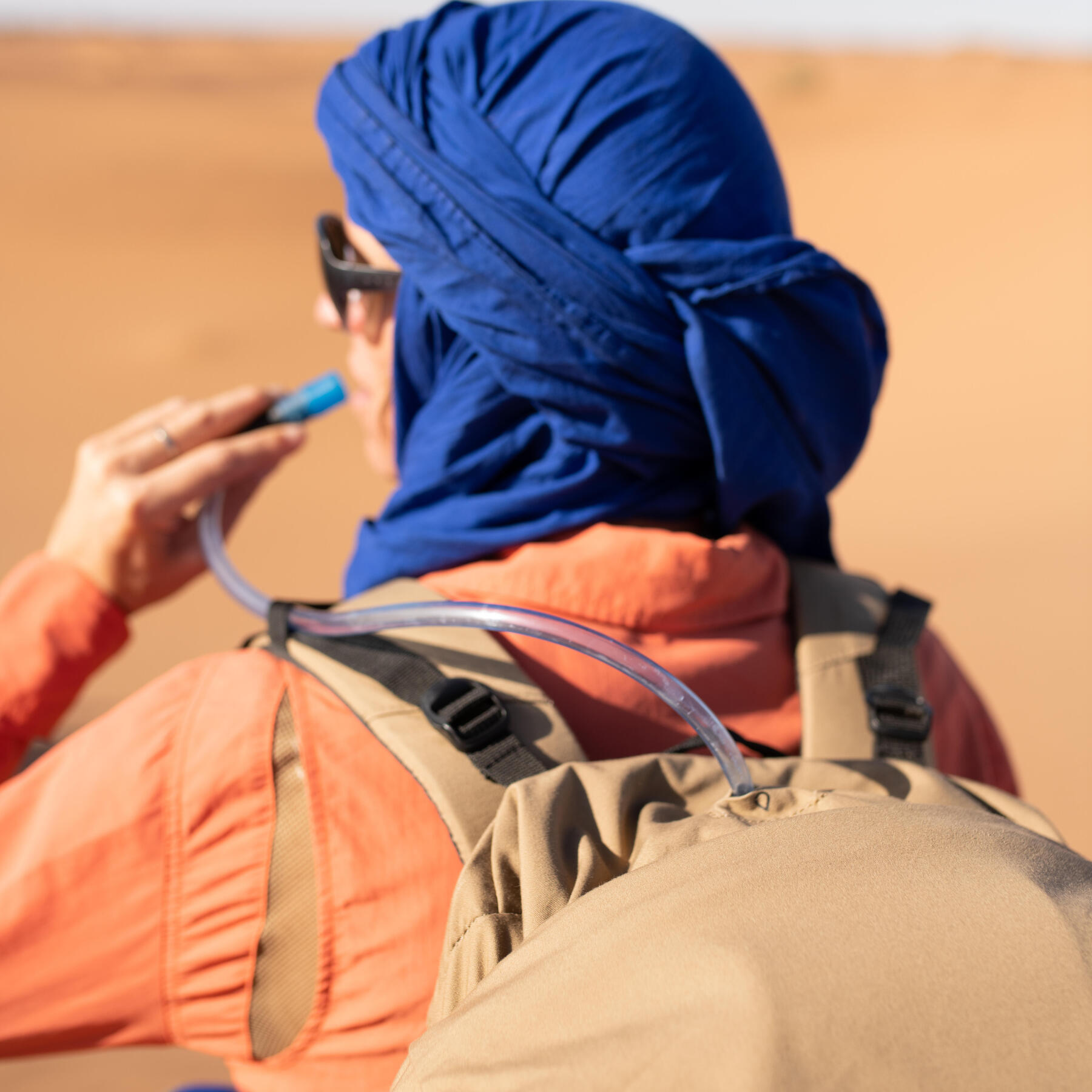 Bédouin du Sahara servant le thé