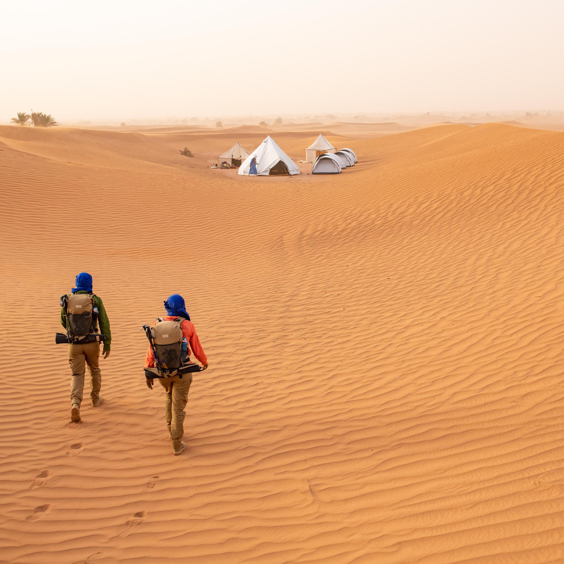 trek dans le désert du sahara au Maroc avec des bédouins
