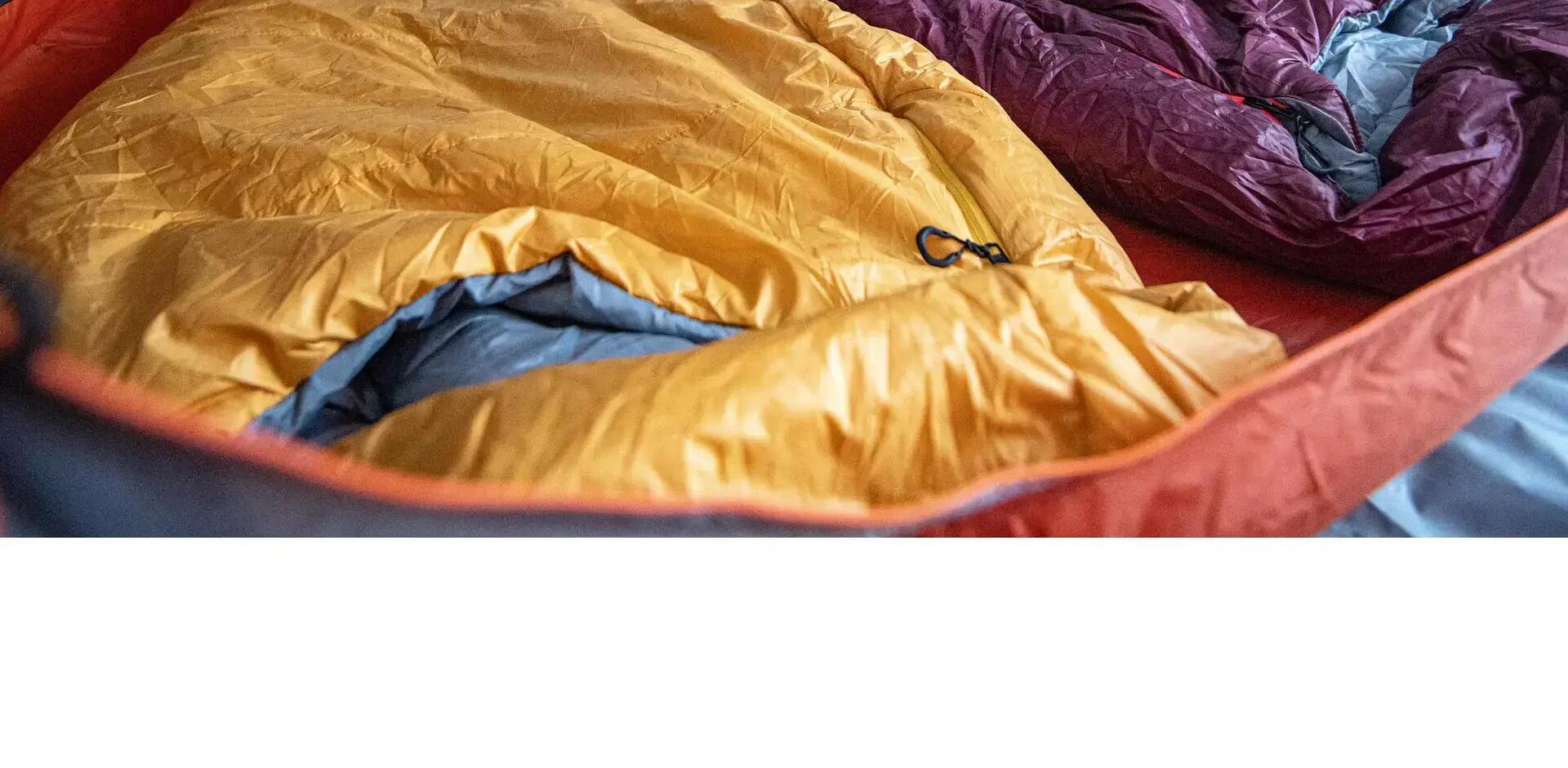 śpiwory leżące pod namiotem