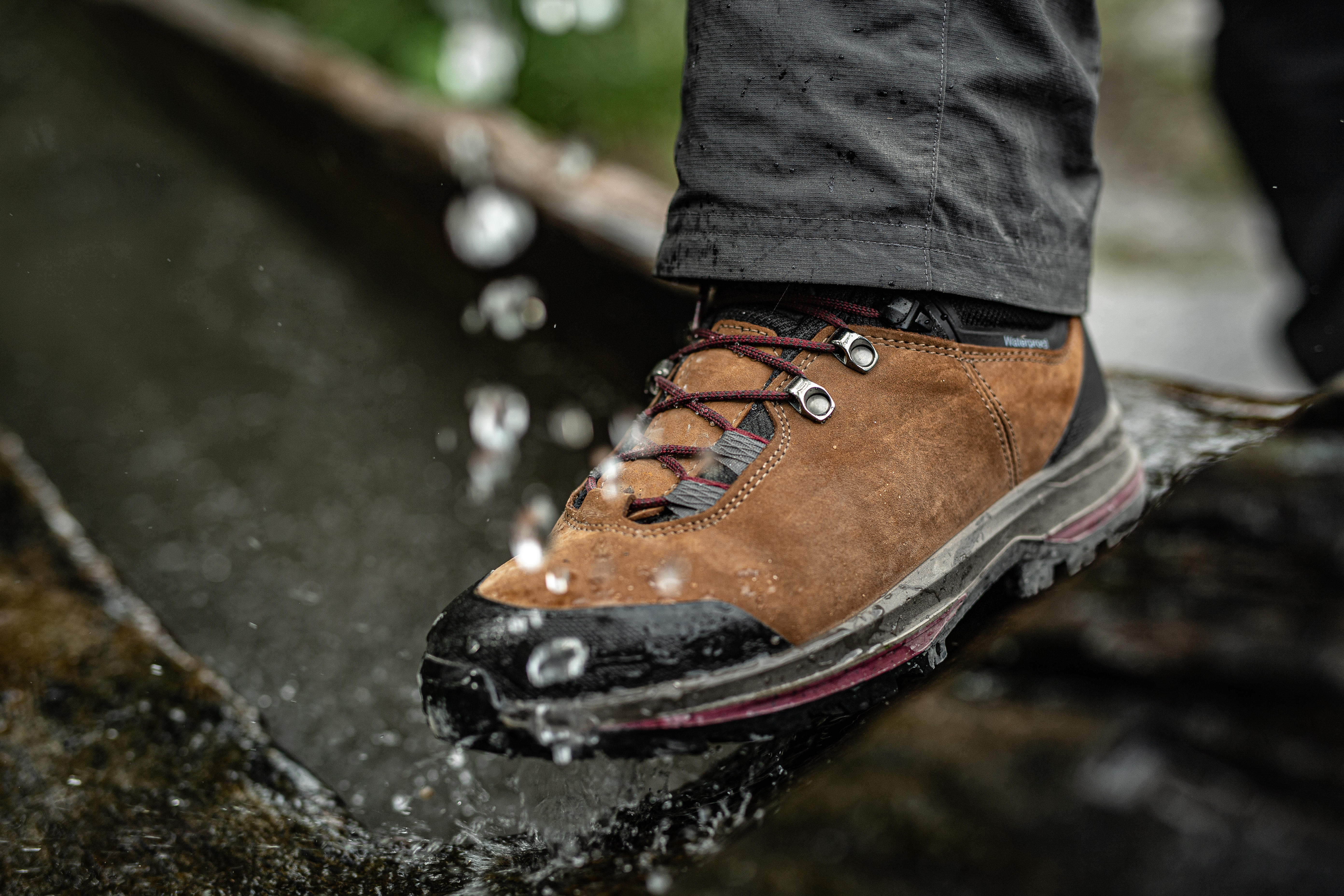 WOMEN S WATERPROOF LEATHER HIGH TREKKING BOOTS MT100 HYB