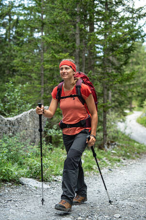 Celana Gunung Wanita Trekking MT100 2-in-1 Zip-Off - Abu Tua