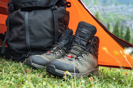 Sepatu Boots Kulit Trekking Lebar Pria  TREK100 - Khaki