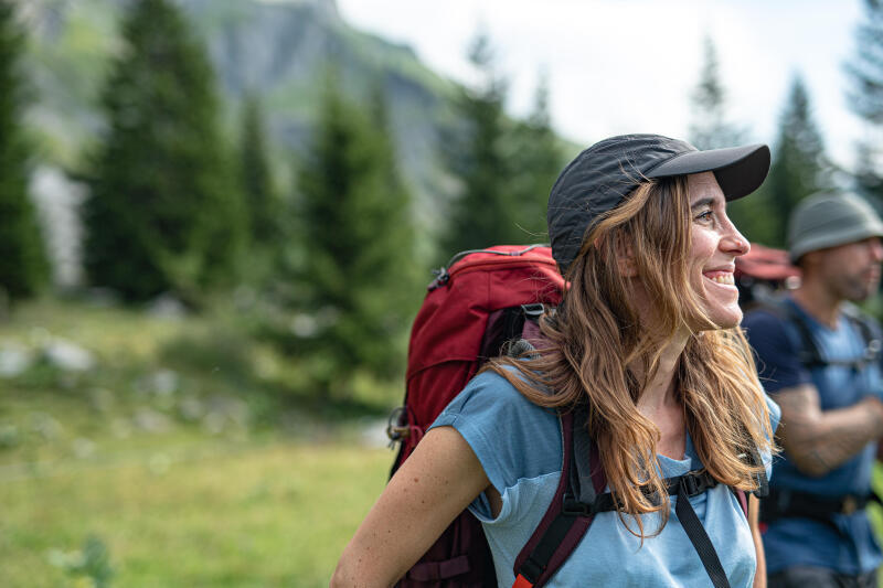 Czapka trekkingowa z daszkiem Forclaz MT500 przewiewna