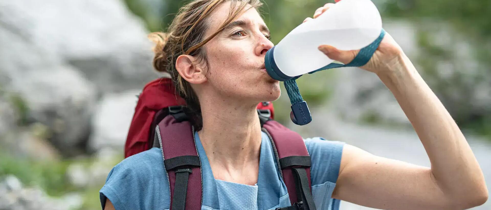Wie trinkt man genug während des Wanderns?
