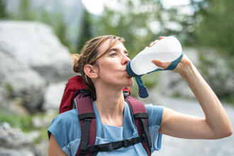 femme qui boit de l'eau en randonnée