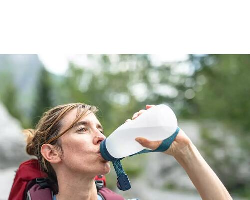 femme qui boit de l'eau en randonnée