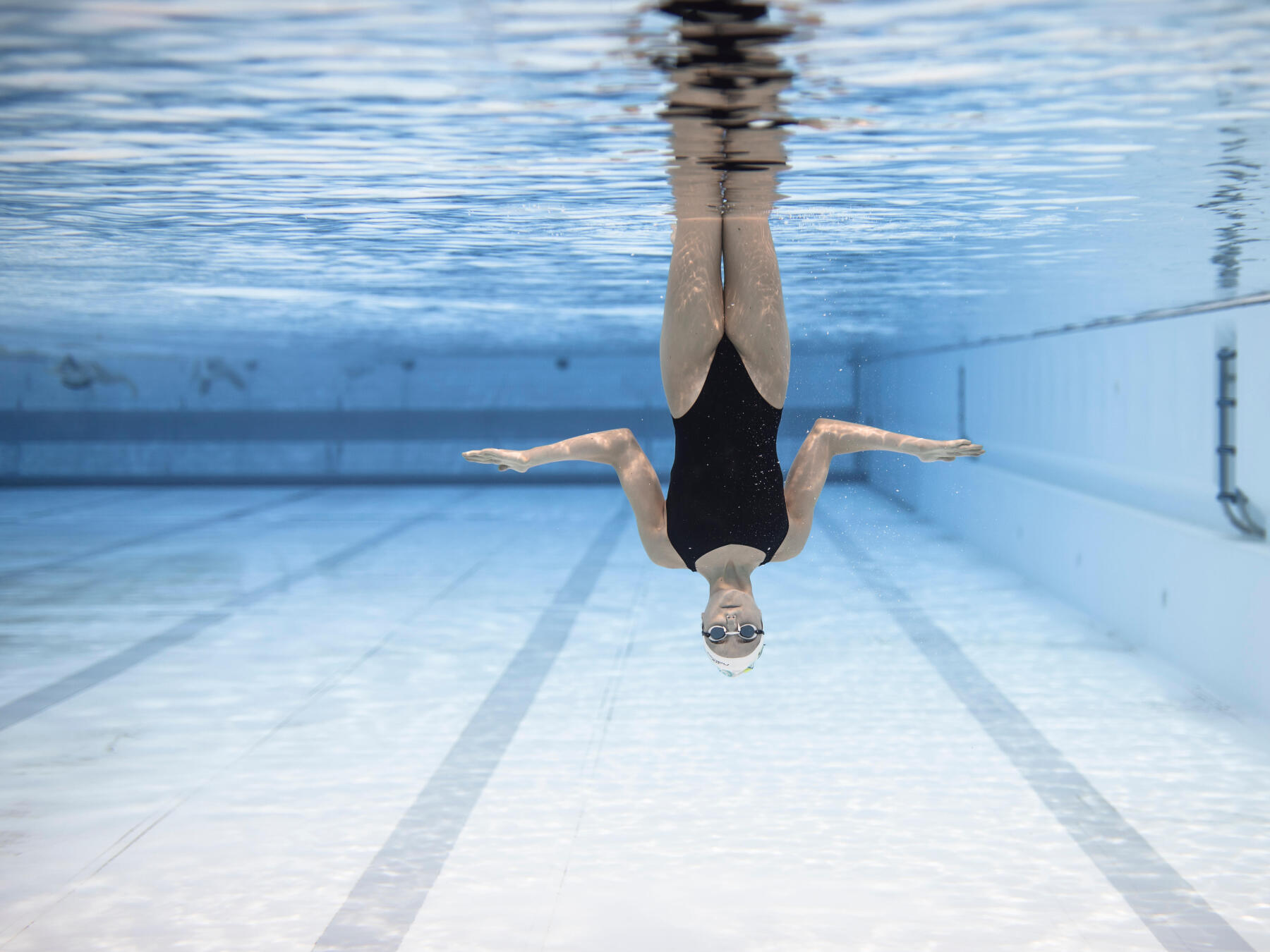 Position du corps vu de sous l'eau pour faire une Verticale