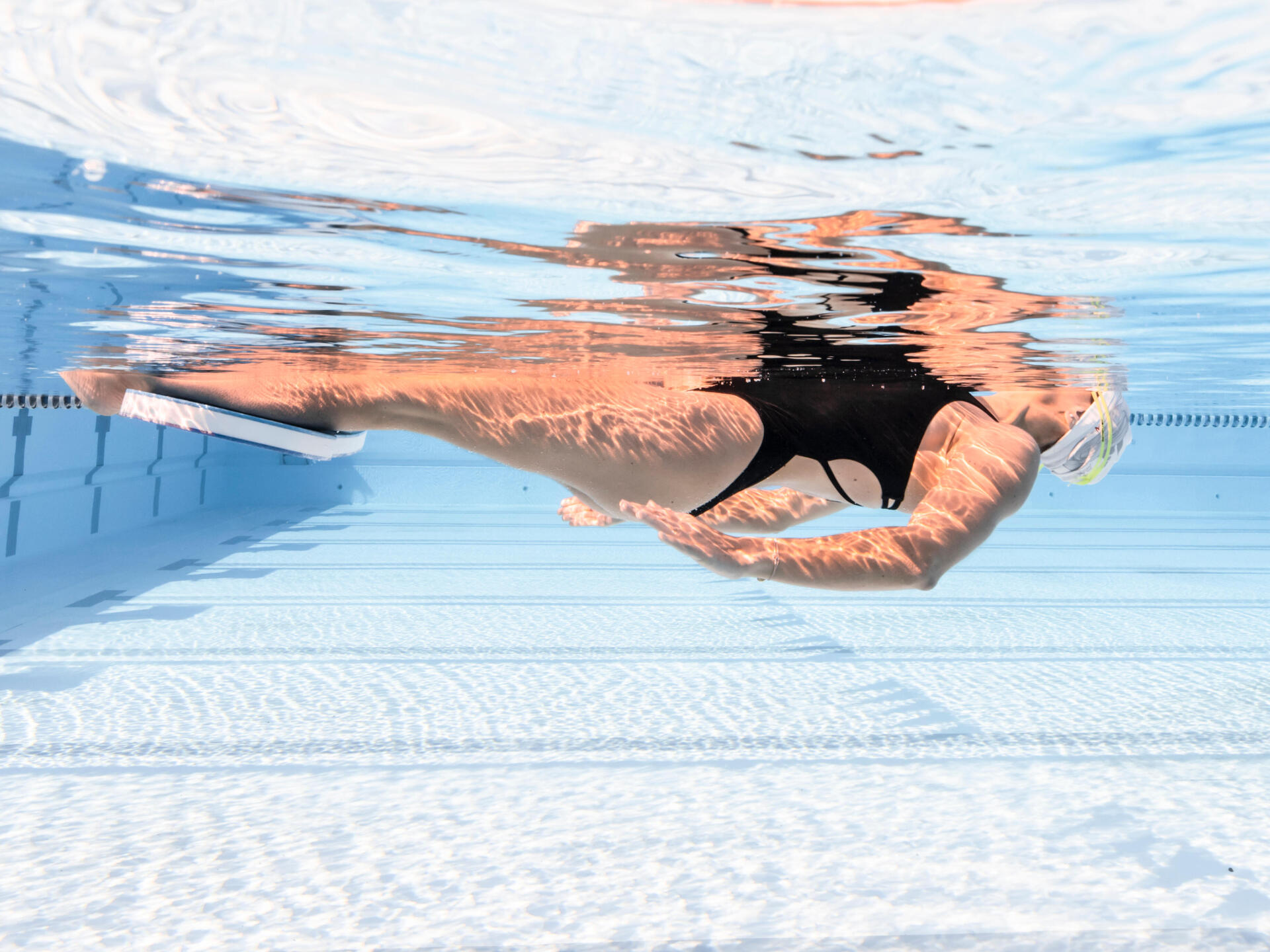 Etape 1 du groupé bascule en natation synchronisée : corps gainé à l'horizontal