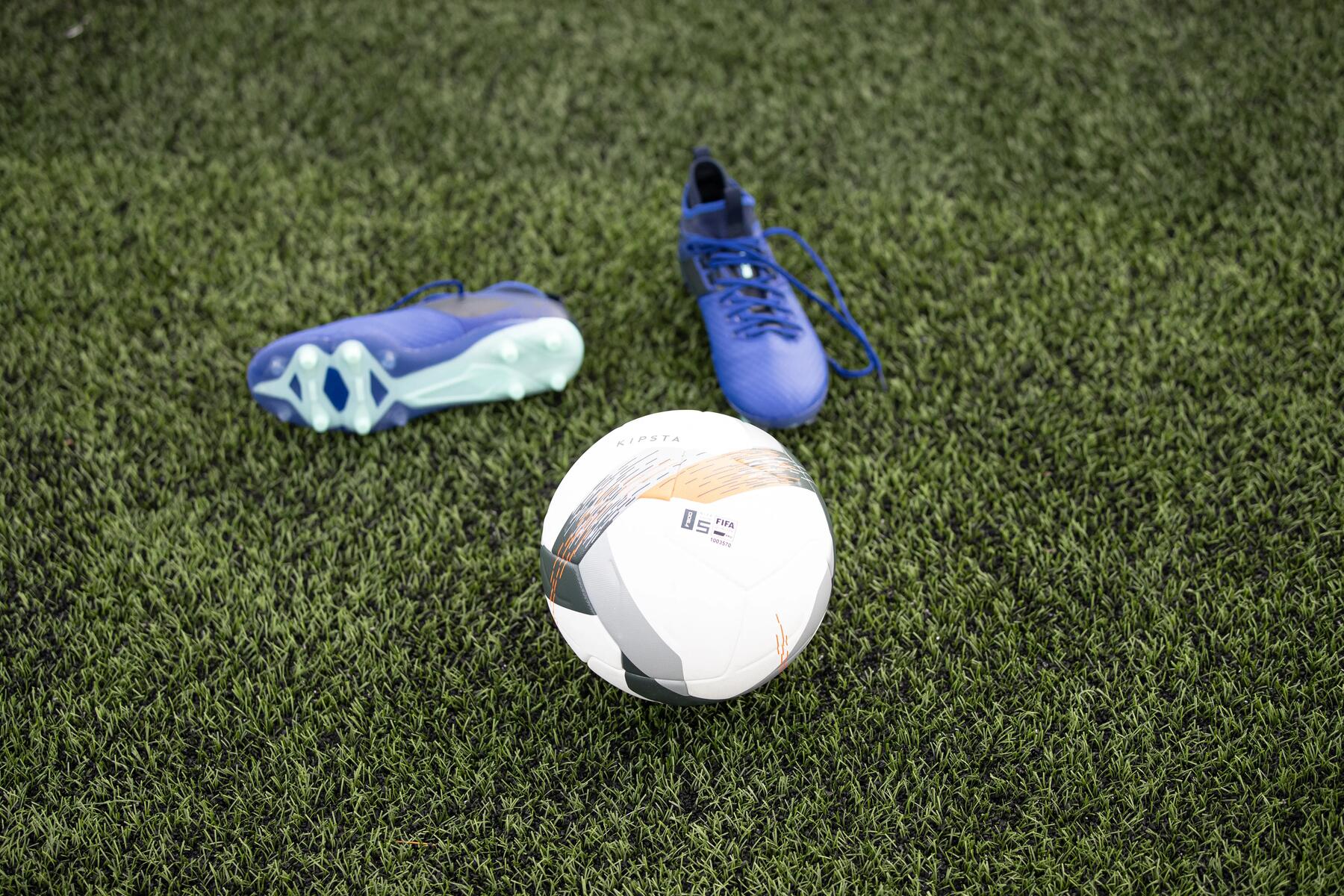 Ein paar Fußballschuhe liegt auf dem Rasen
