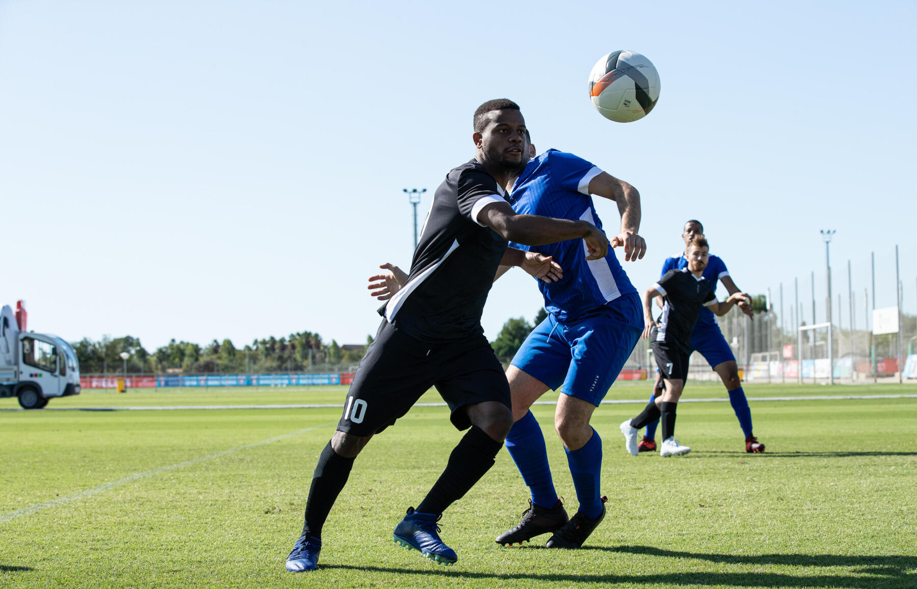 joueurs de soccer en action sur le terrain