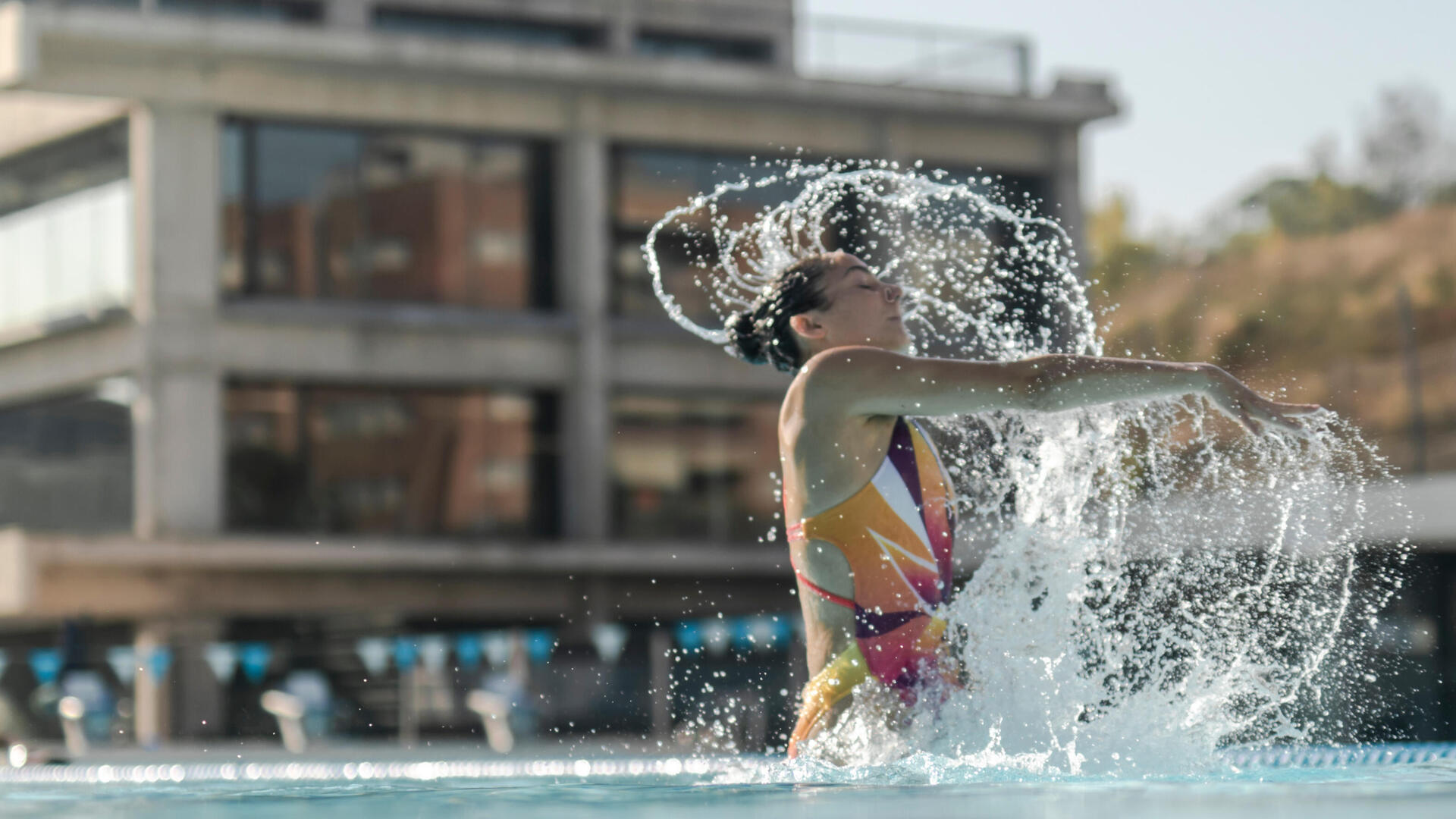 nageuse réalisant une figure de natation synchronisee