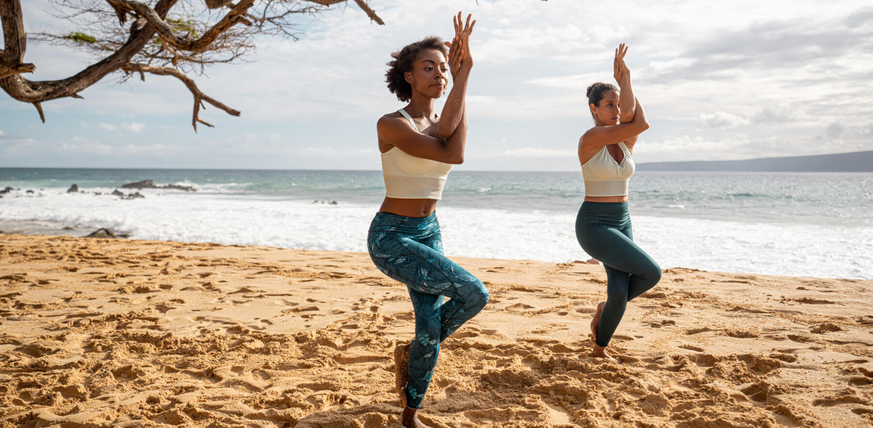 10 posturas de yoga para mejorar tu técnica de surf