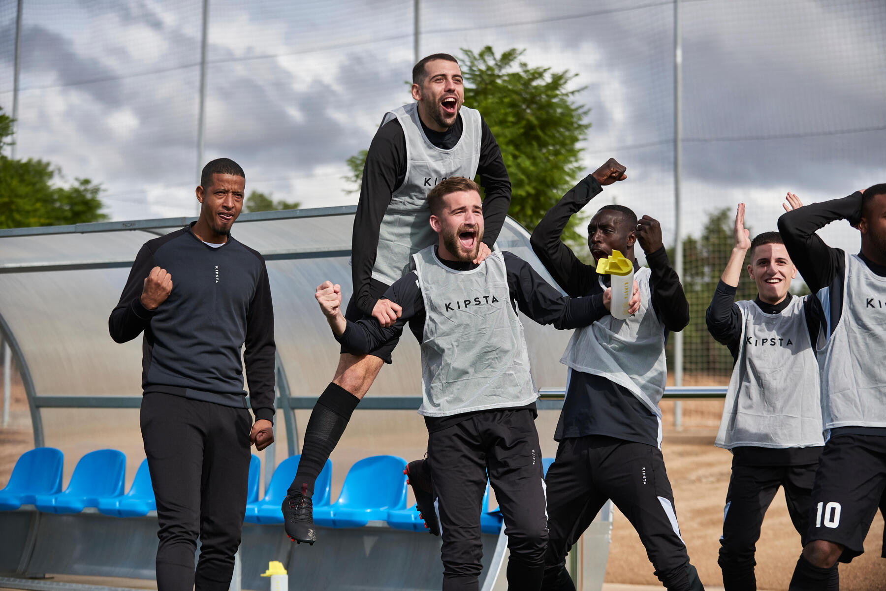 hombres celebrando un gol