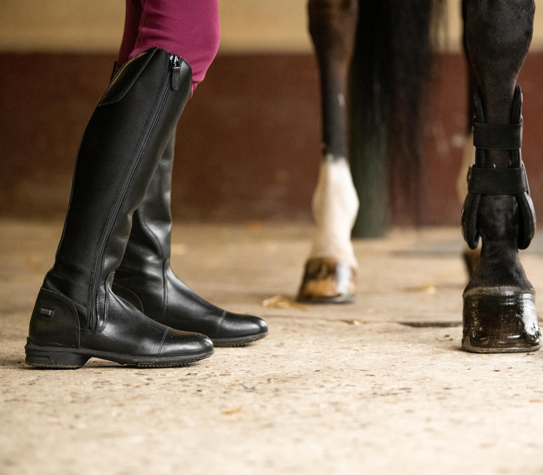 Un Réparateur De Chaussures Colle La Semelle D Une Chaussure D