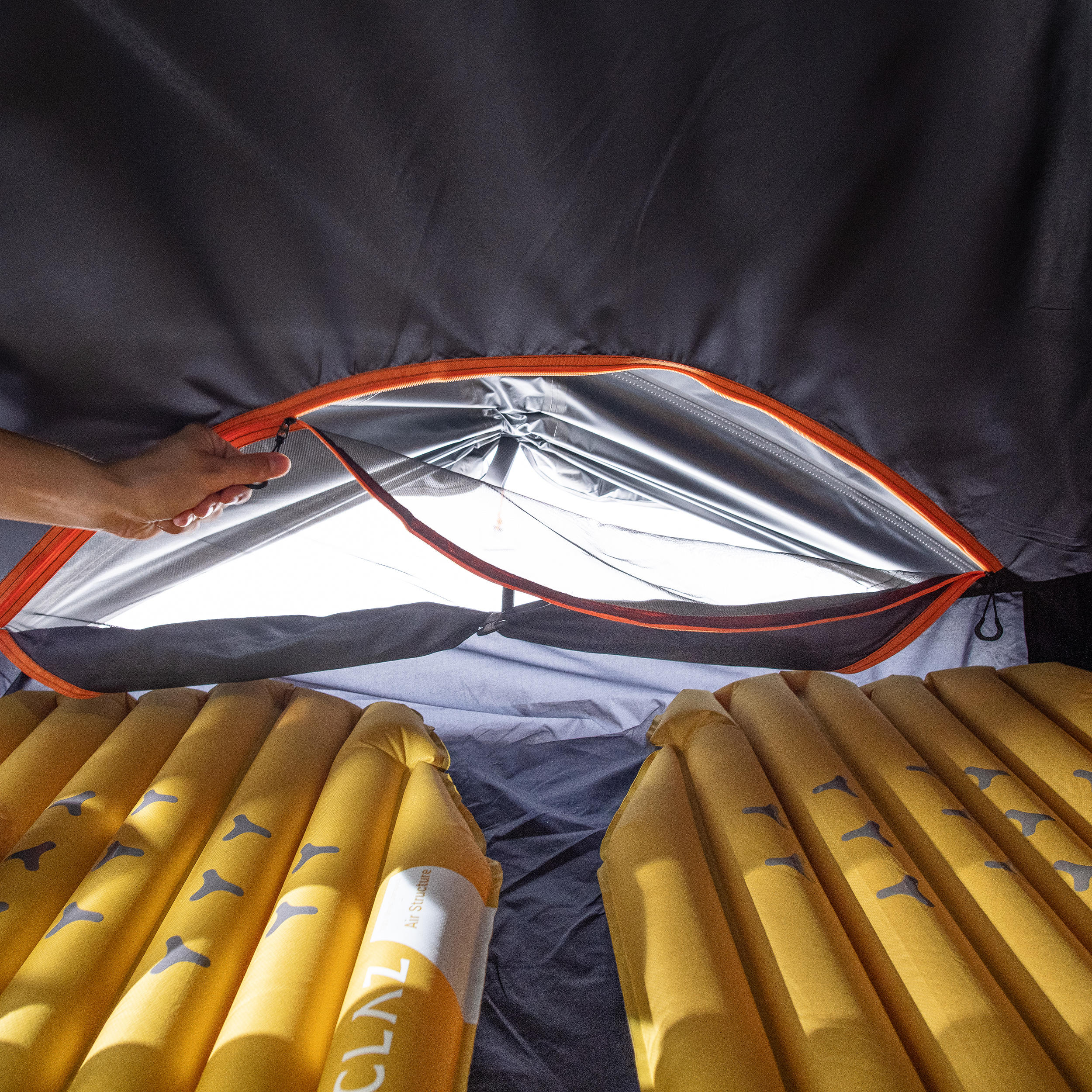 Палатка треккинговая купольная трехсезонная 2-местная TREK 500 Fresh & Black FORCLAZ