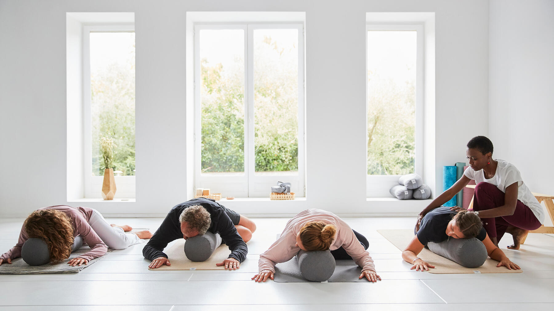 Eine Gruppe nutzt Yogakissen