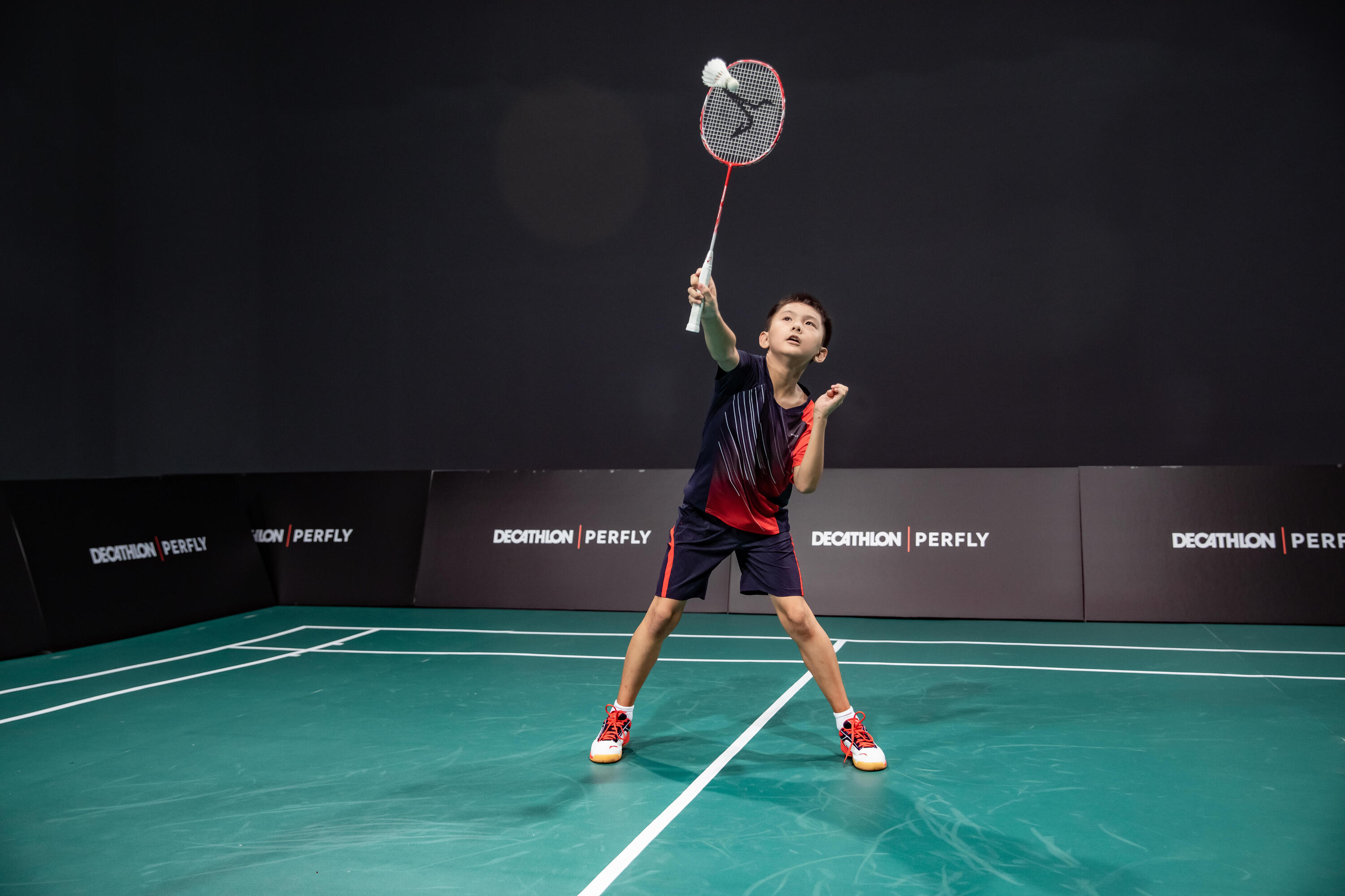 Dětské kraťasy na badminton 560 červeno-modré  2/11