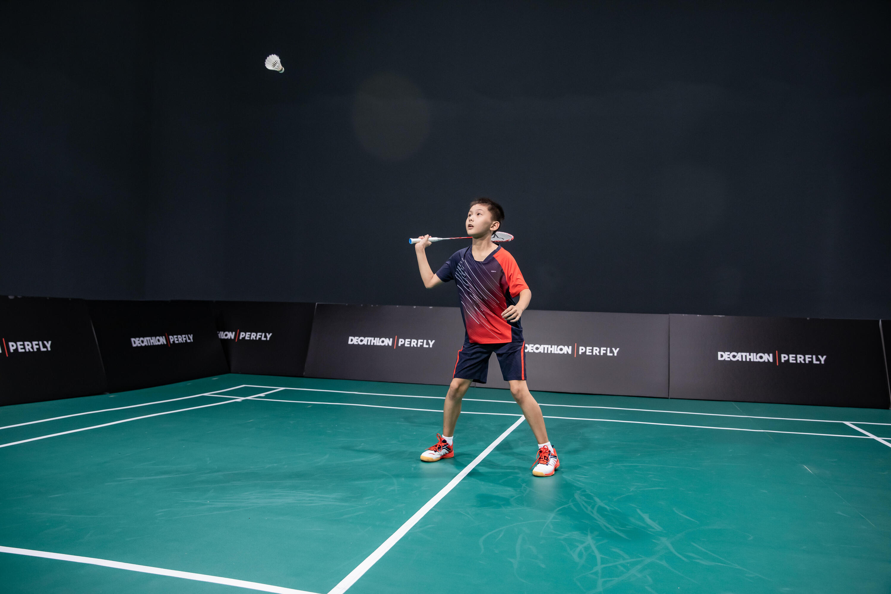 Dětské kraťasy na badminton 560 červeno-modré  3/11
