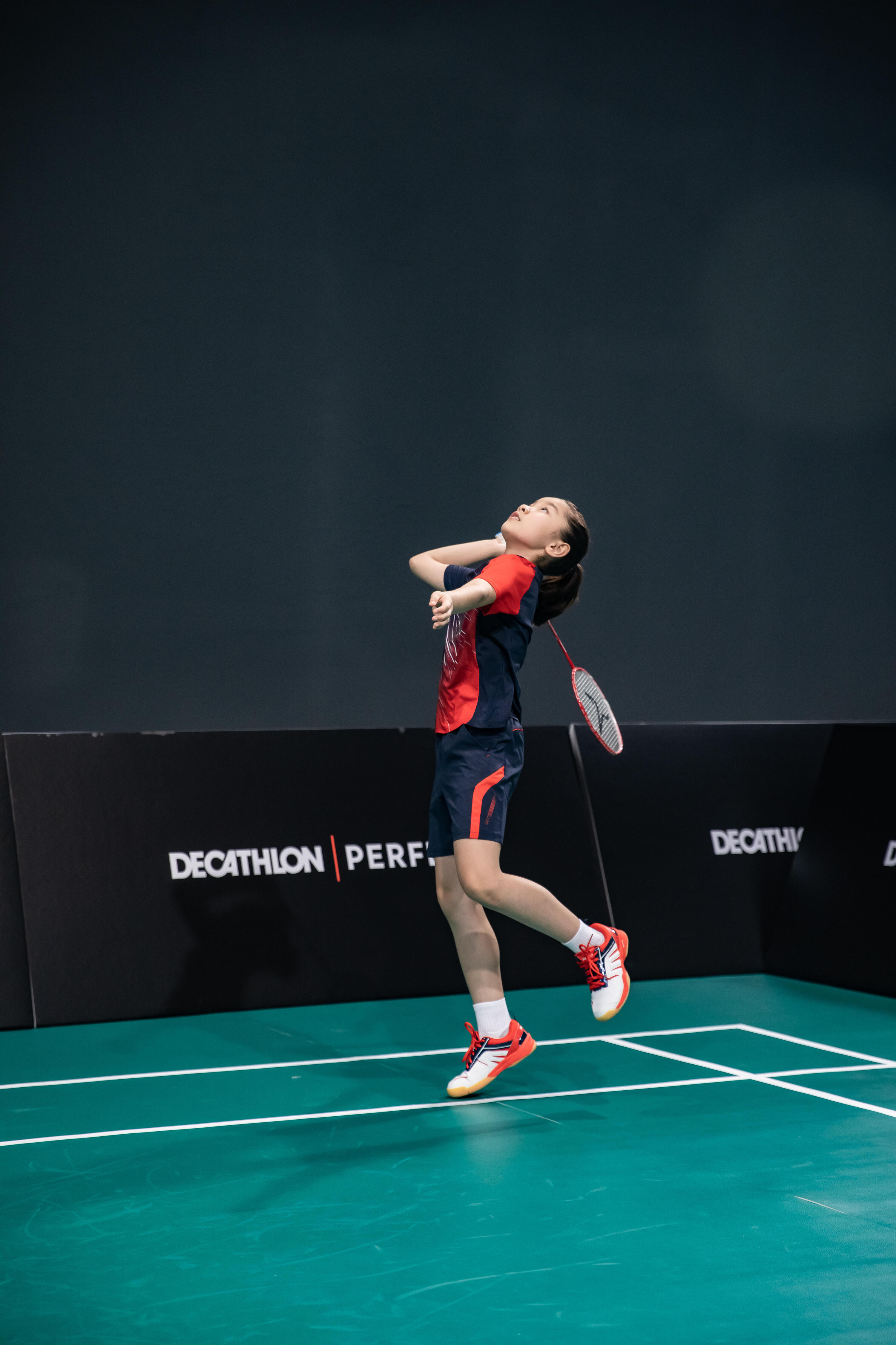 Dětské kraťasy na badminton 560 červeno-modré  5/11