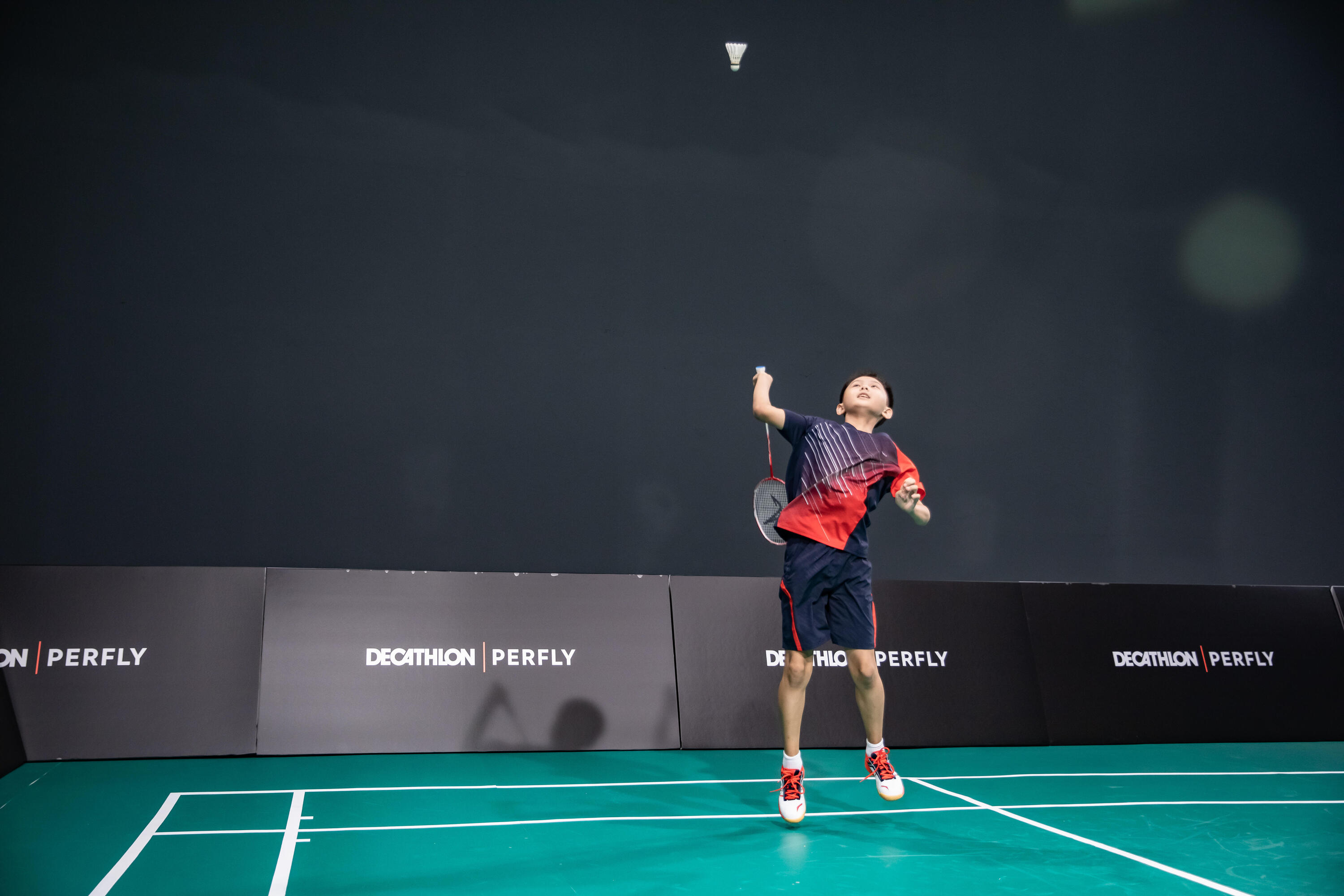 Dětské kraťasy na badminton 560 červeno-modré  11/11