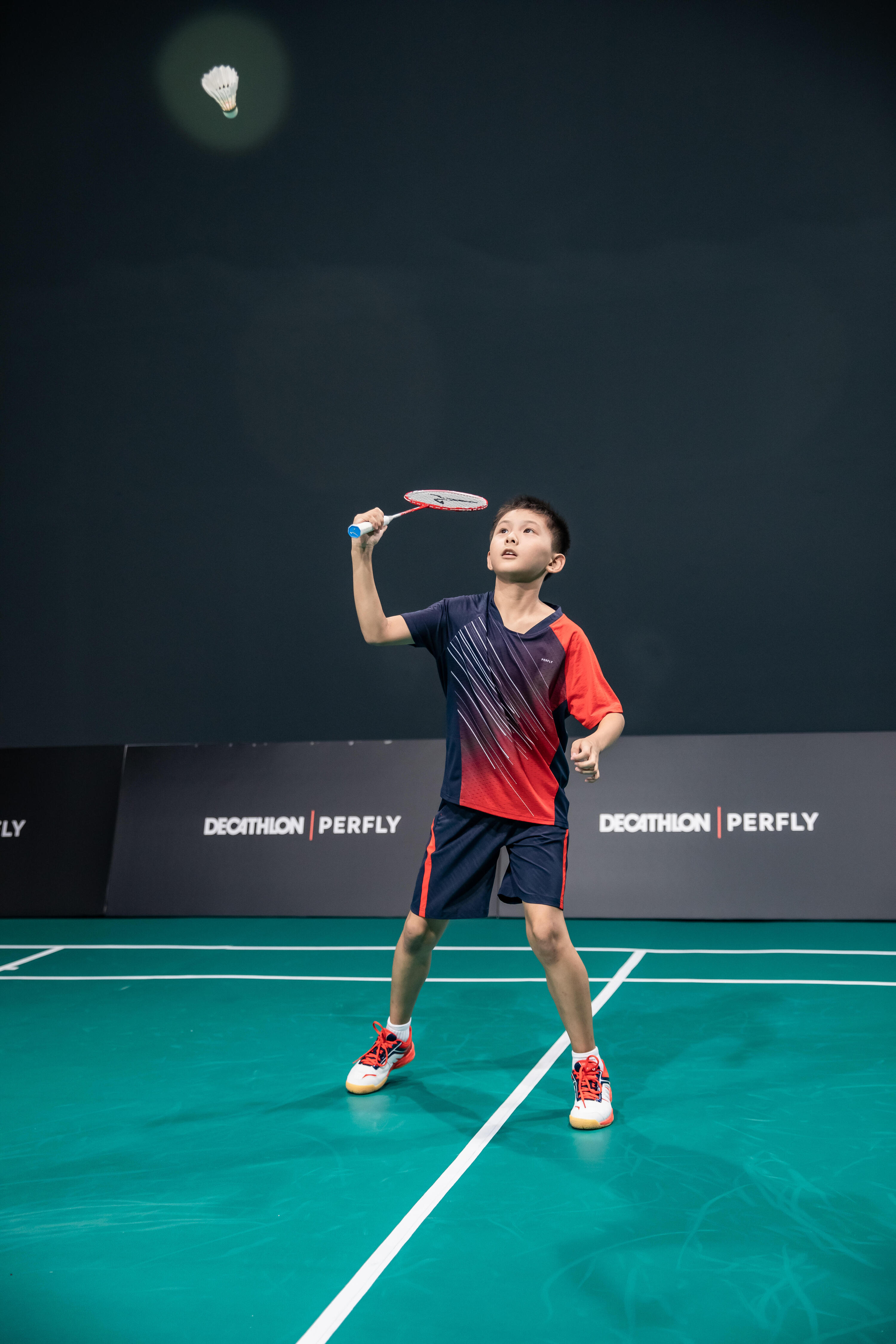 Dětské kraťasy na badminton 560 červeno-modré  10/11