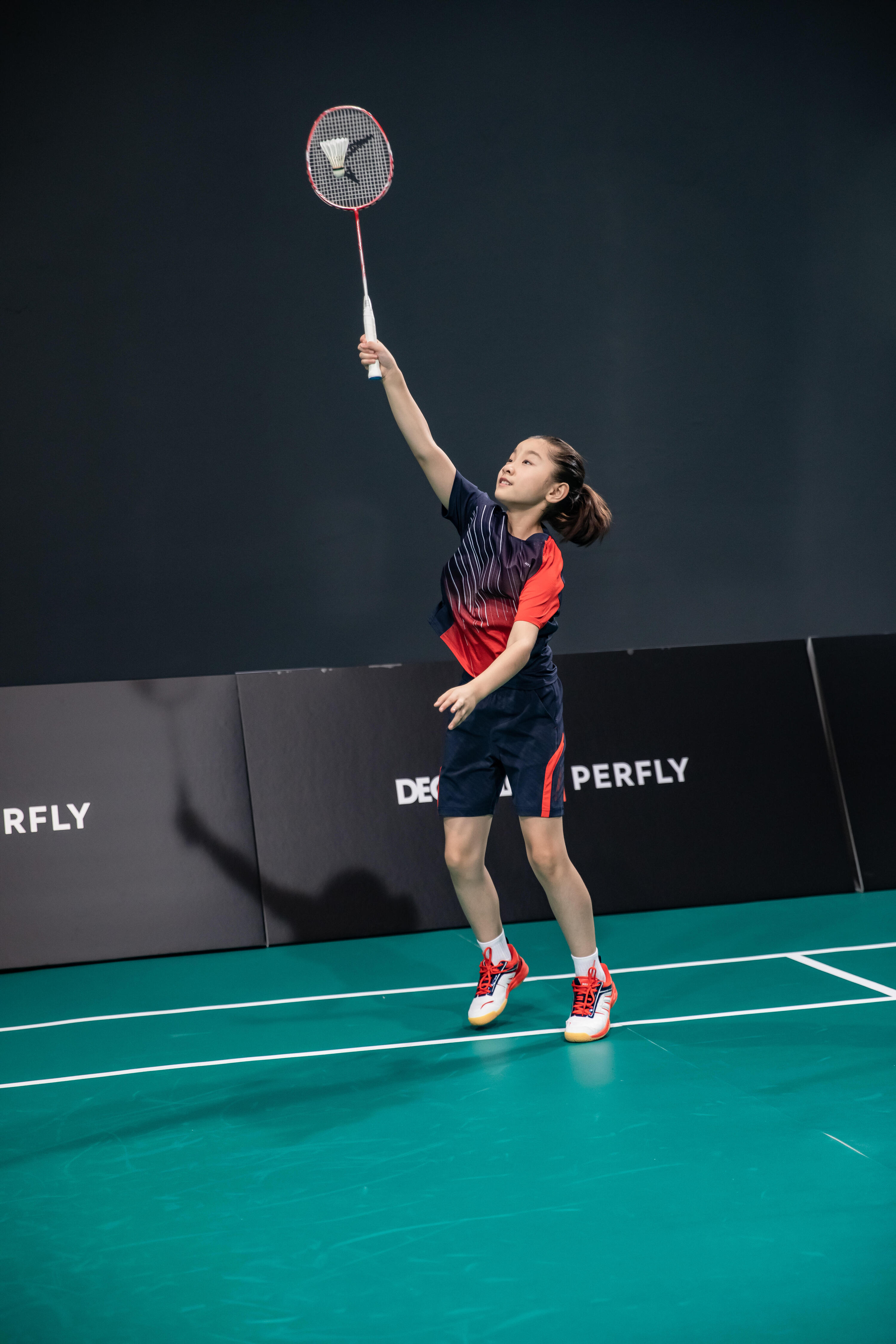 Dětské kraťasy na badminton 560 červeno-modré  6/11