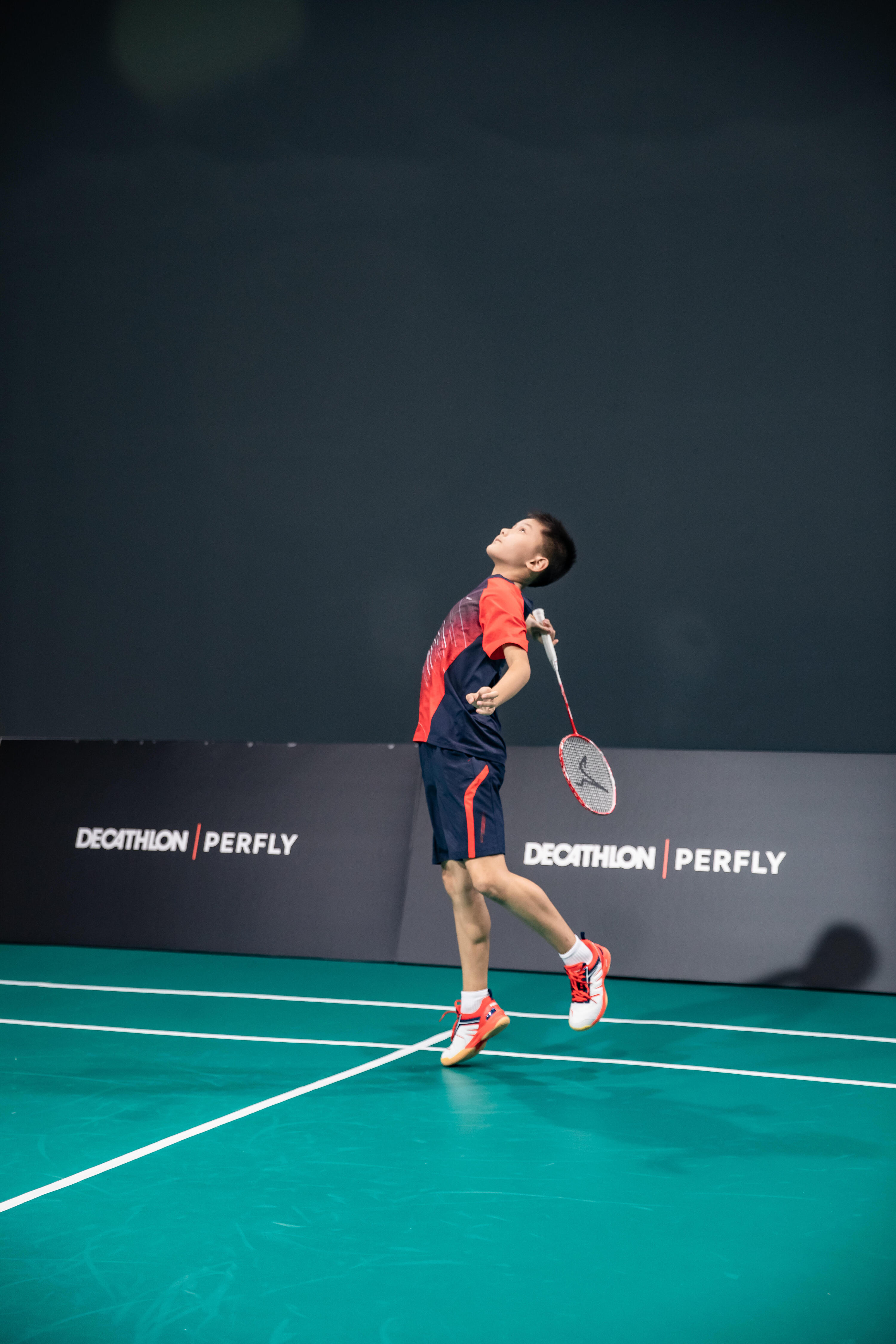 Dětské kraťasy na badminton 560 červeno-modré  8/11