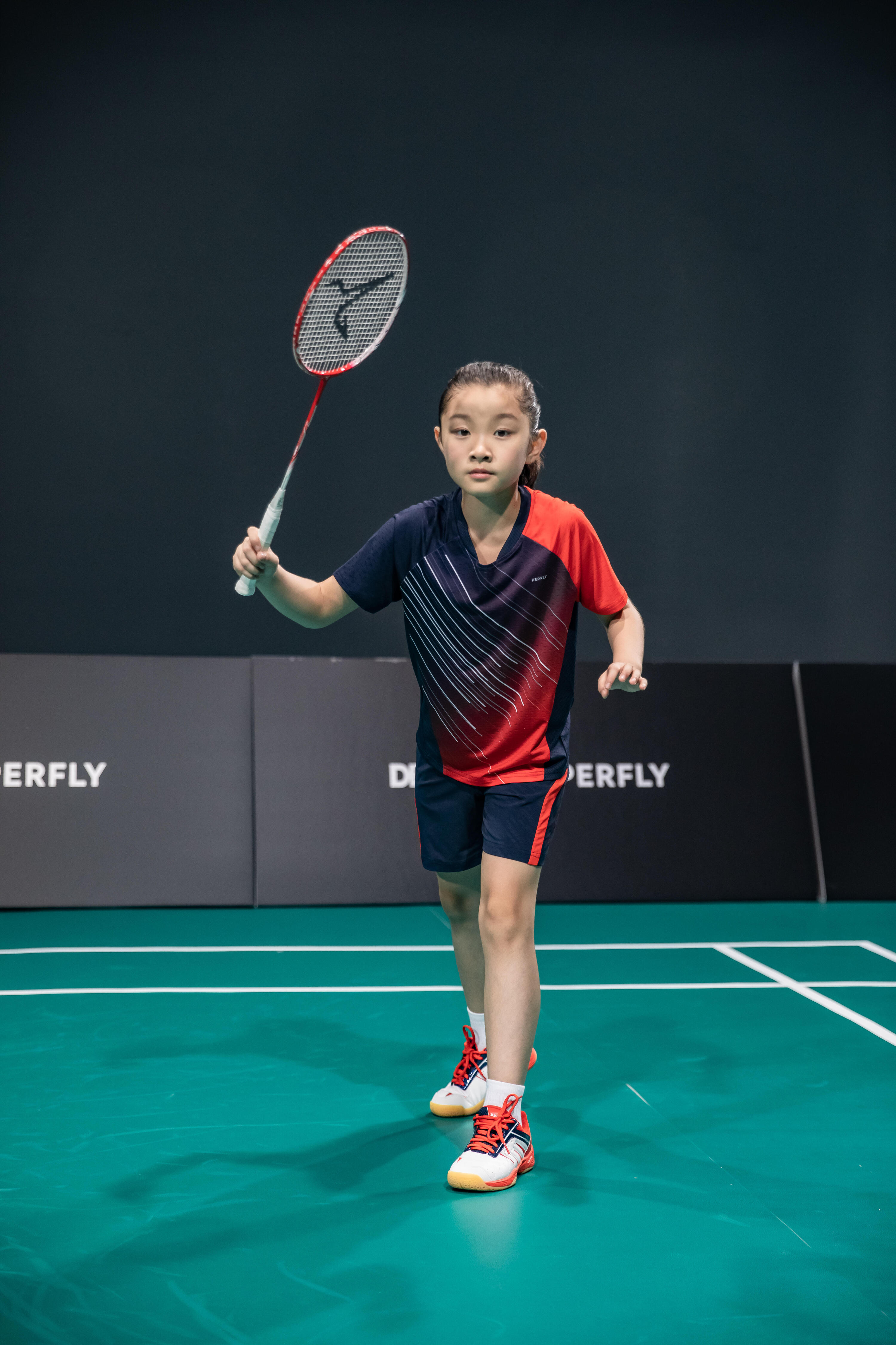 Dětské kraťasy na badminton 560 červeno-modré  7/11
