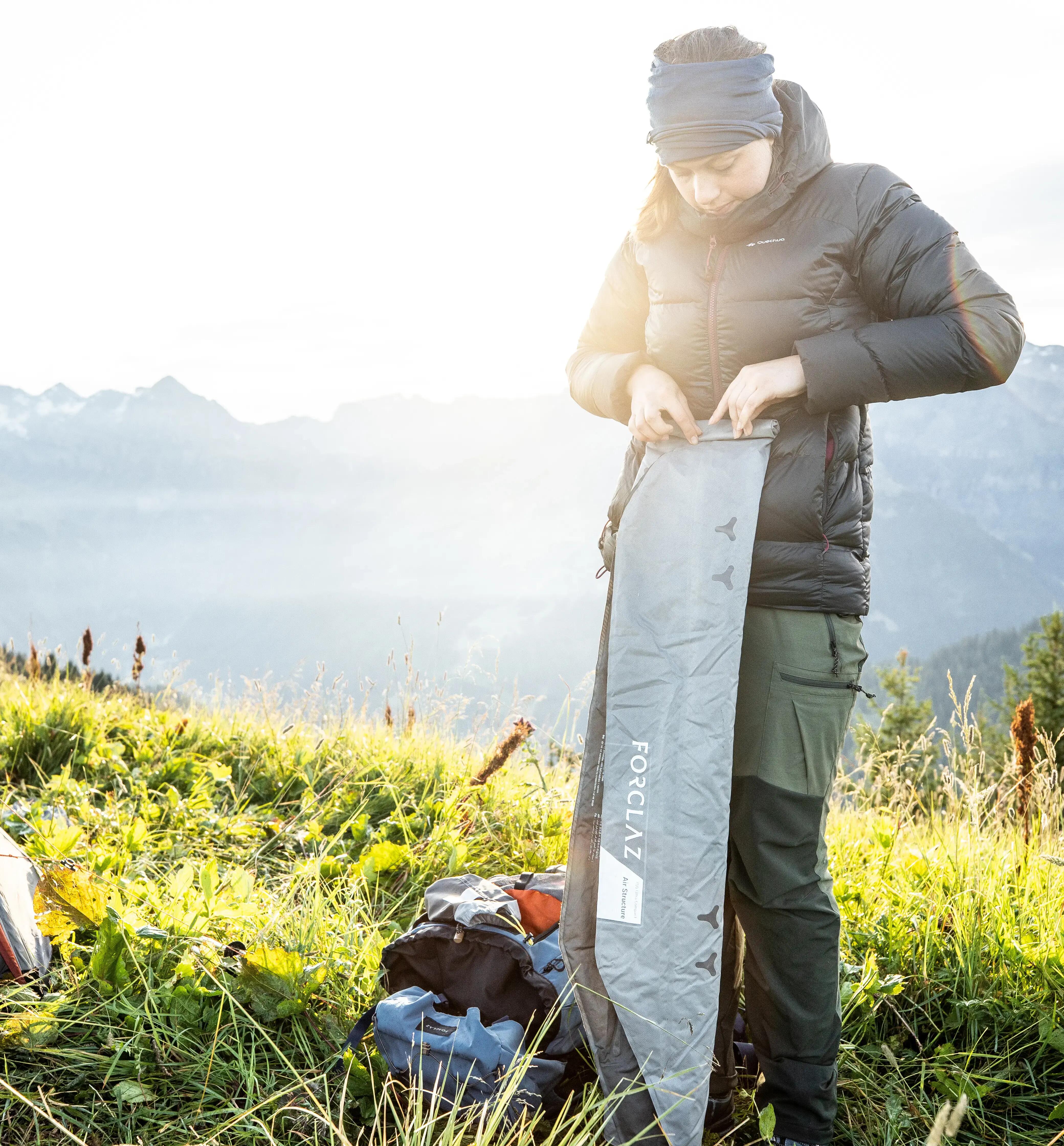So bläst du deine Trekking-Luftmatratze auf 