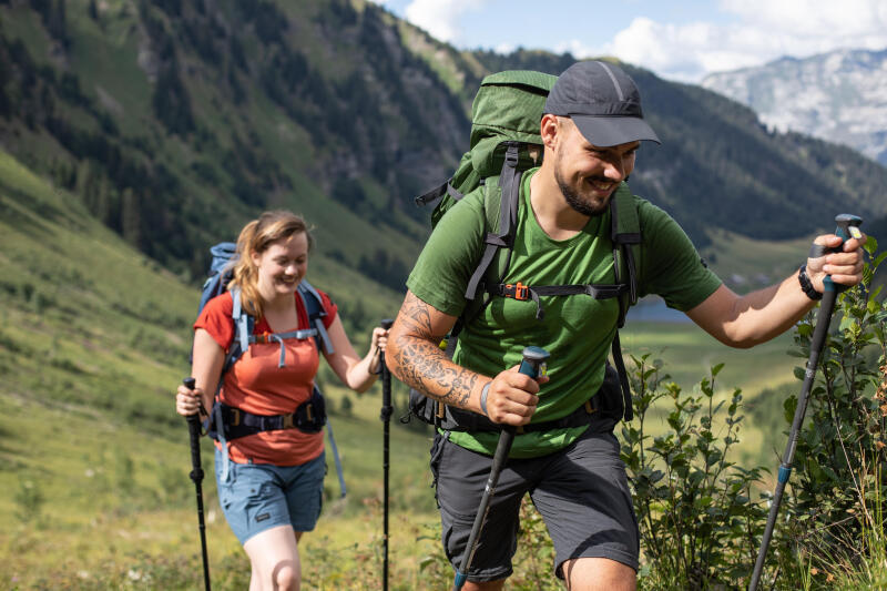 Czapka trekkingowa z daszkiem Forclaz MT500 przewiewna