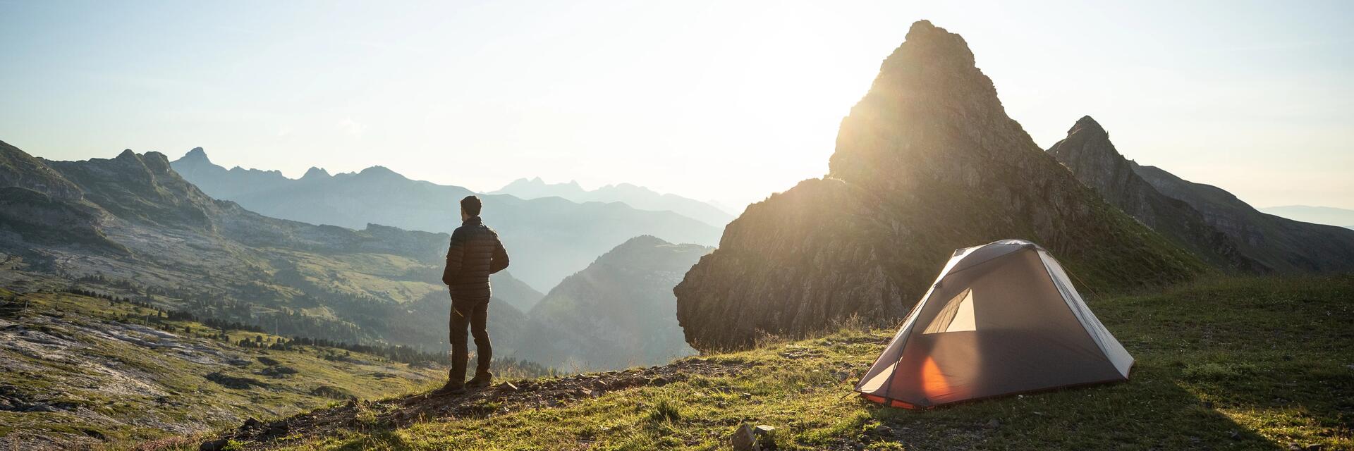 hombre en la montaña con vivac