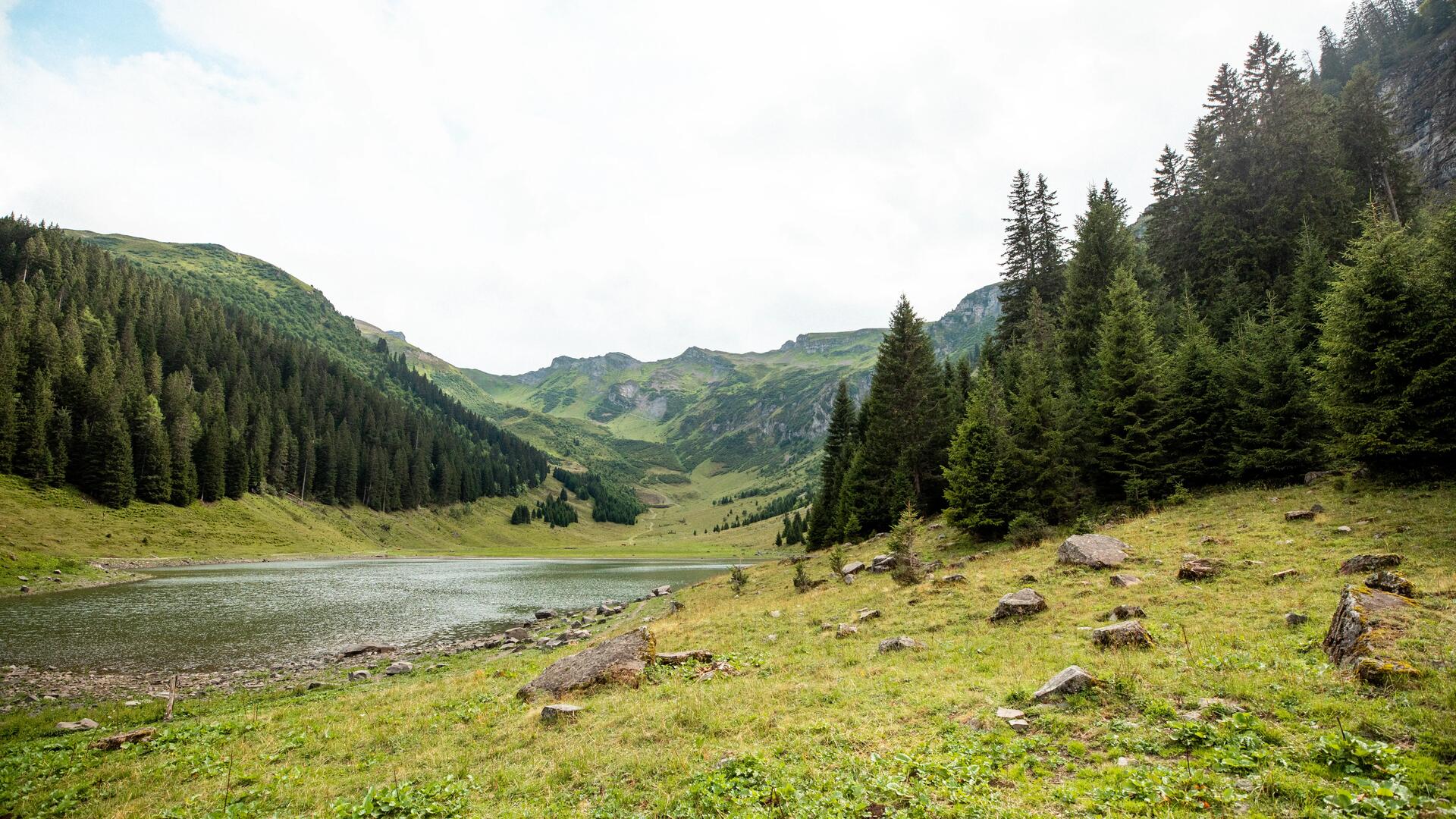 Picture of a lake in the mountains
