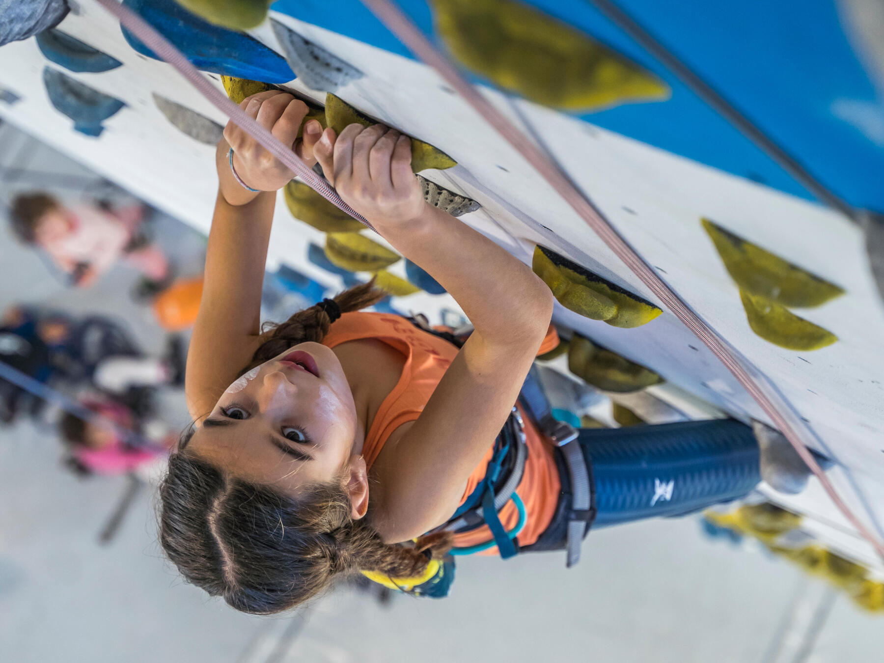 menina escaladora no ginasio