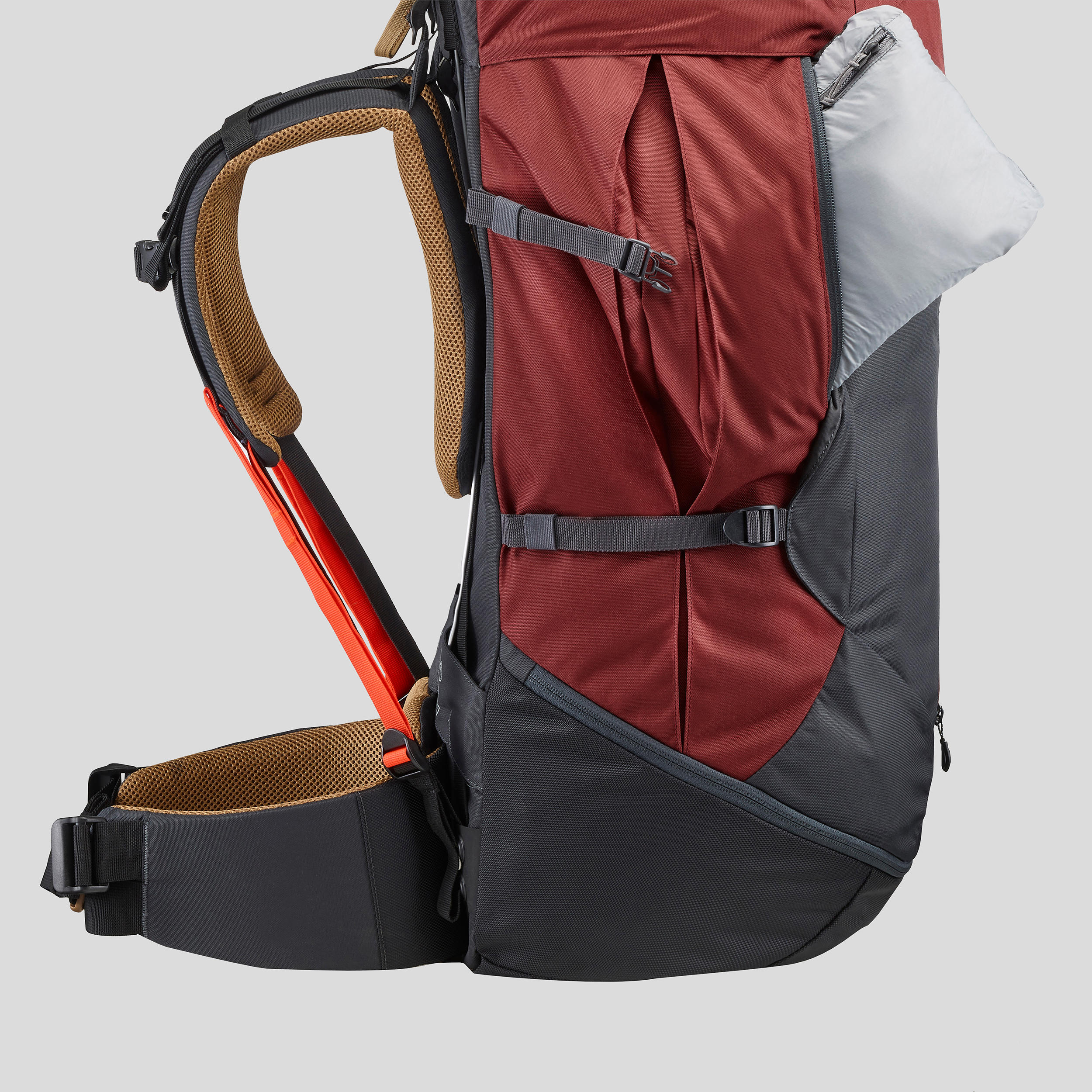 Mochila de monta a y trekking 70L Forclaz Trek100 Easyfit. Funda