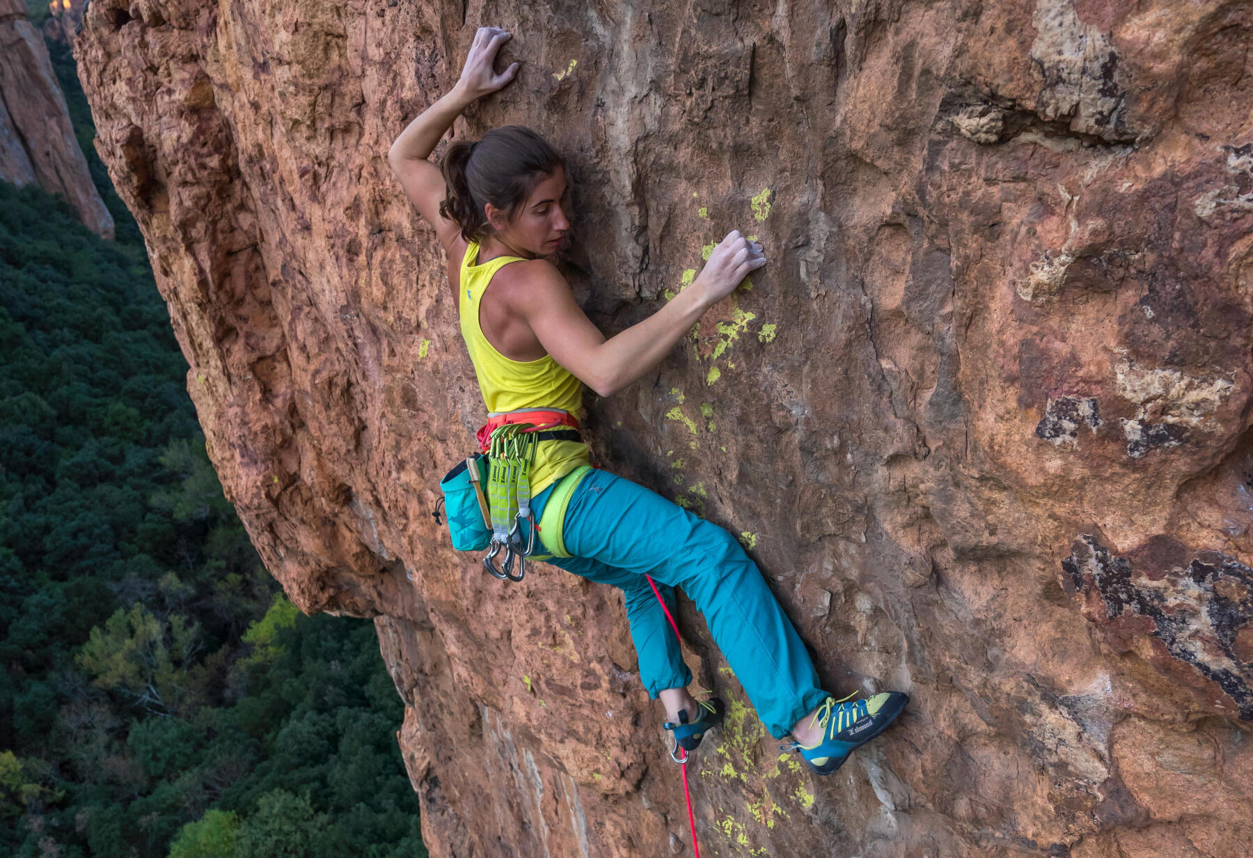 escaladores em bloco no ginasio