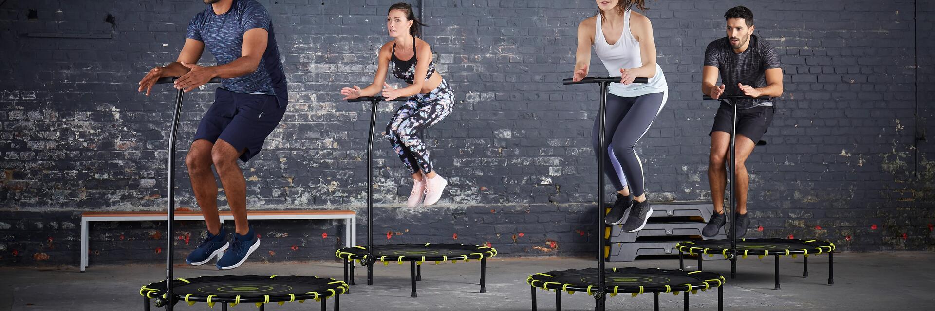 Grupa ludzi skacząca na trampolinach