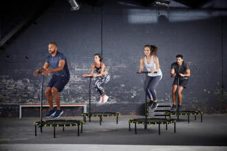 pessoas a praticar exercício físico em mini trampolins domyos 500