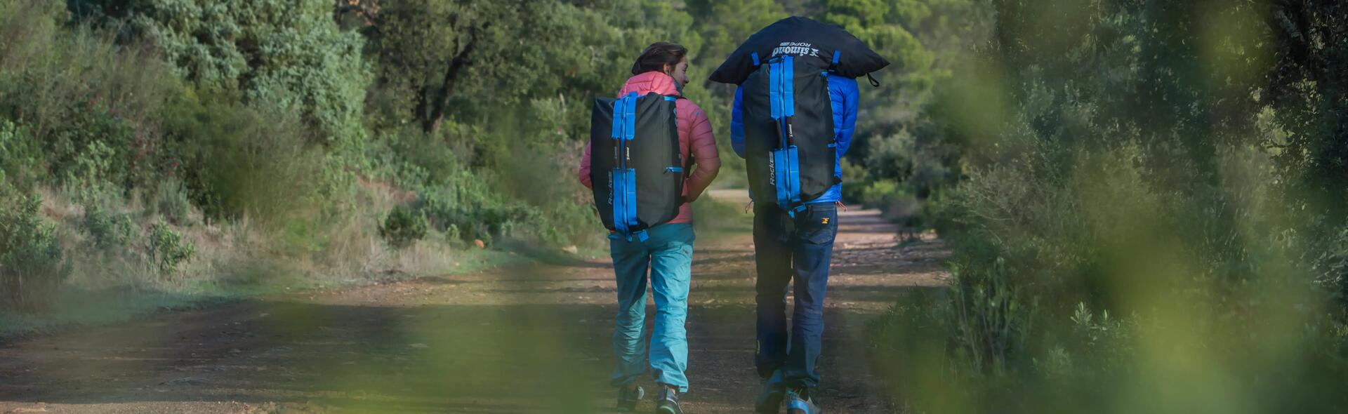 Escaladora com mochila na montanha