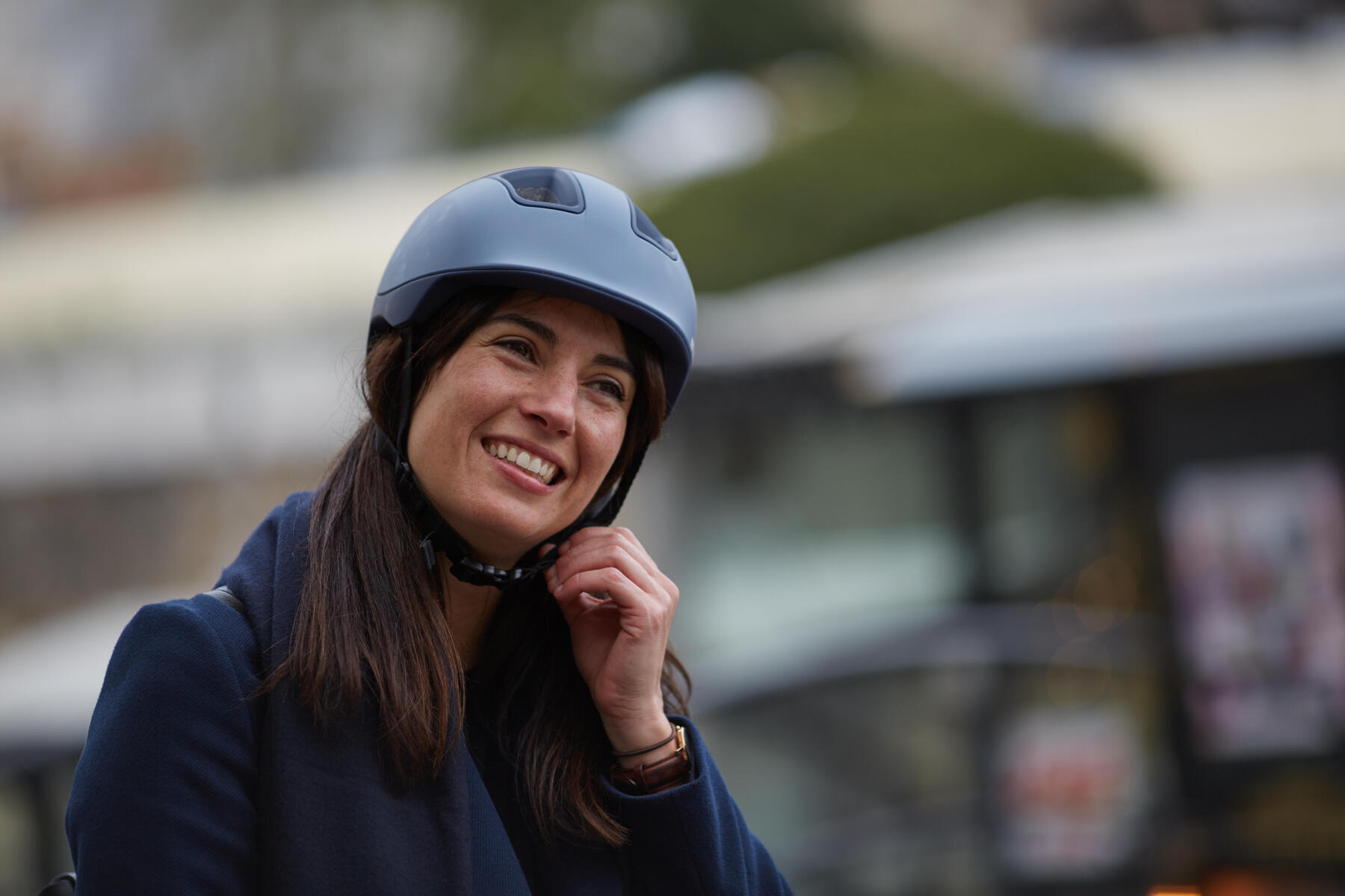 capacete de ciclismo em cidade