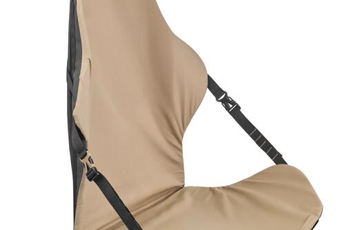 Dieser Sitz kann zusammengerollt und unter dem Rucksack befestigt werden. 