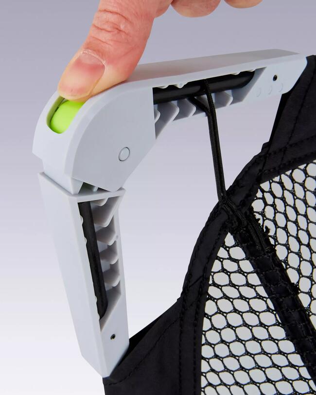 Asa gris con botón verde, estructura de malla negra, el dedo presiona el botón, diseño minimalista.