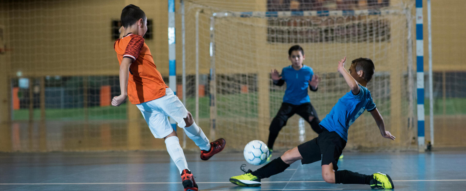 Soccer Kid Pieds Marchant Sur Un Ballon De Football Pour Le Sport En Salle  Des Jeunes.