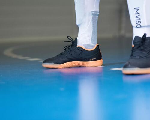 Jouez avec les chaussures de joueurs professionnels de futsal