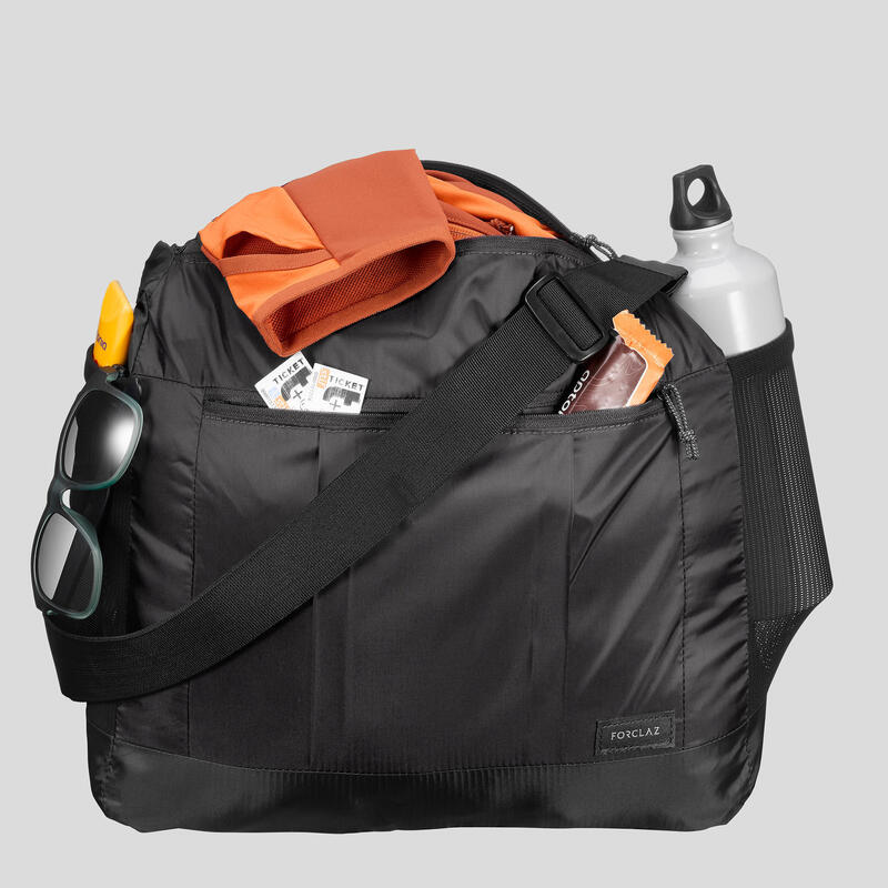 Compacte schoudertas voor backpacken TRAVEL 15 liter zwart